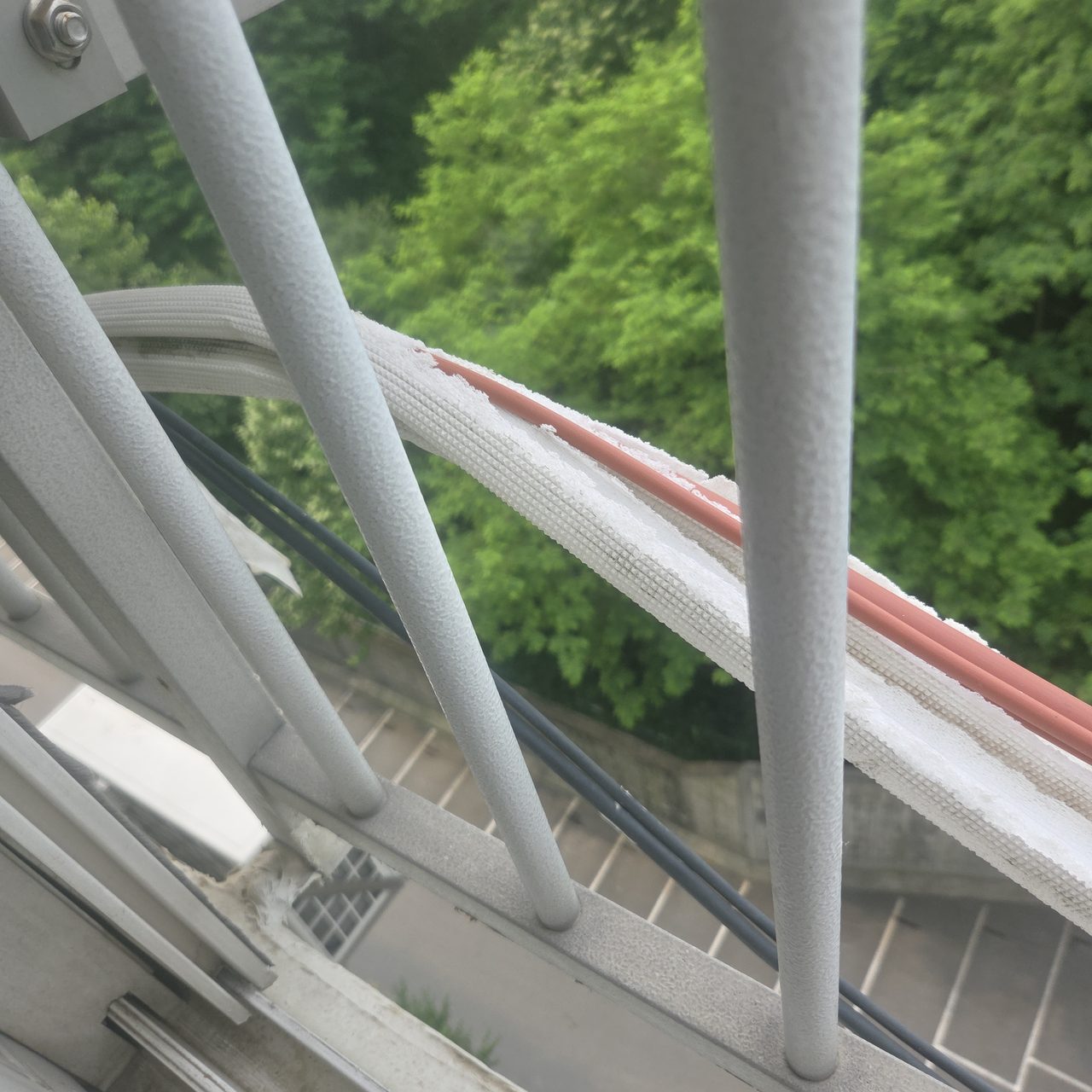 갈라져 벌어진 보온재