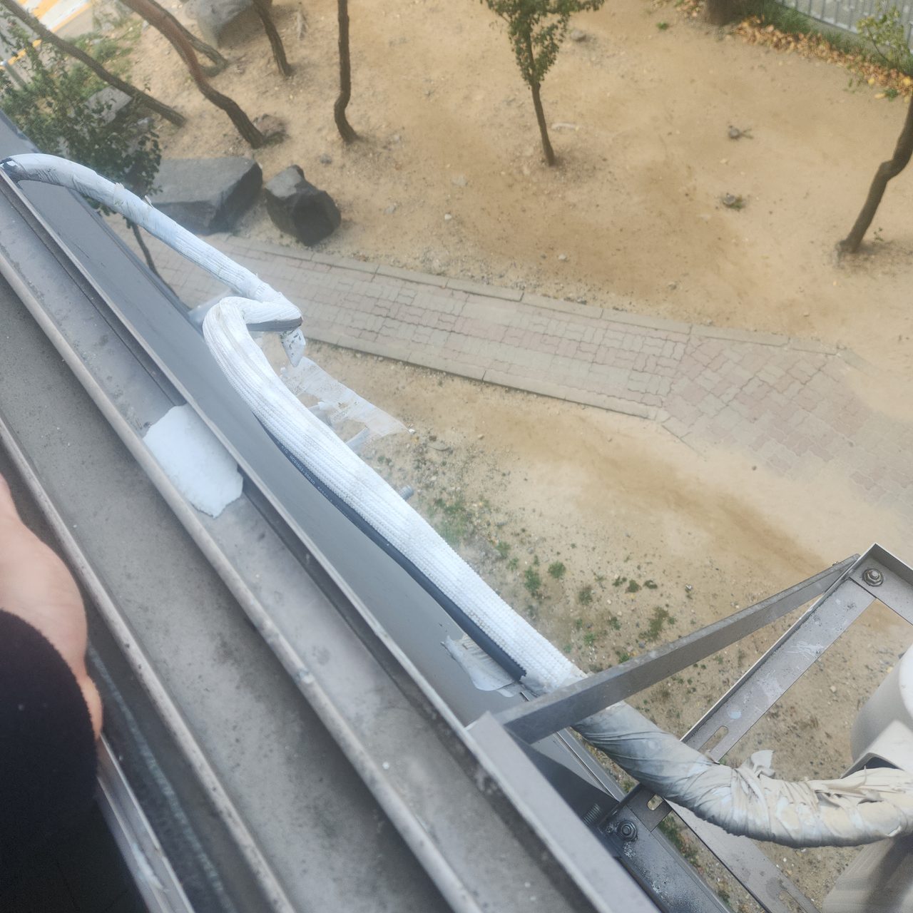 난간 위 삭아버린 보온재