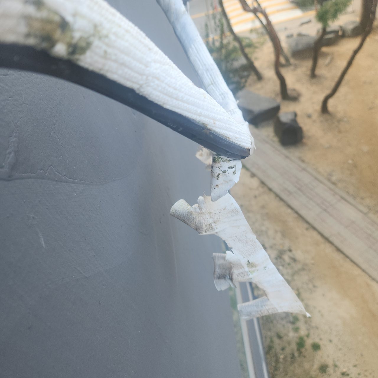 찢어져 늘어진 보온재 조각