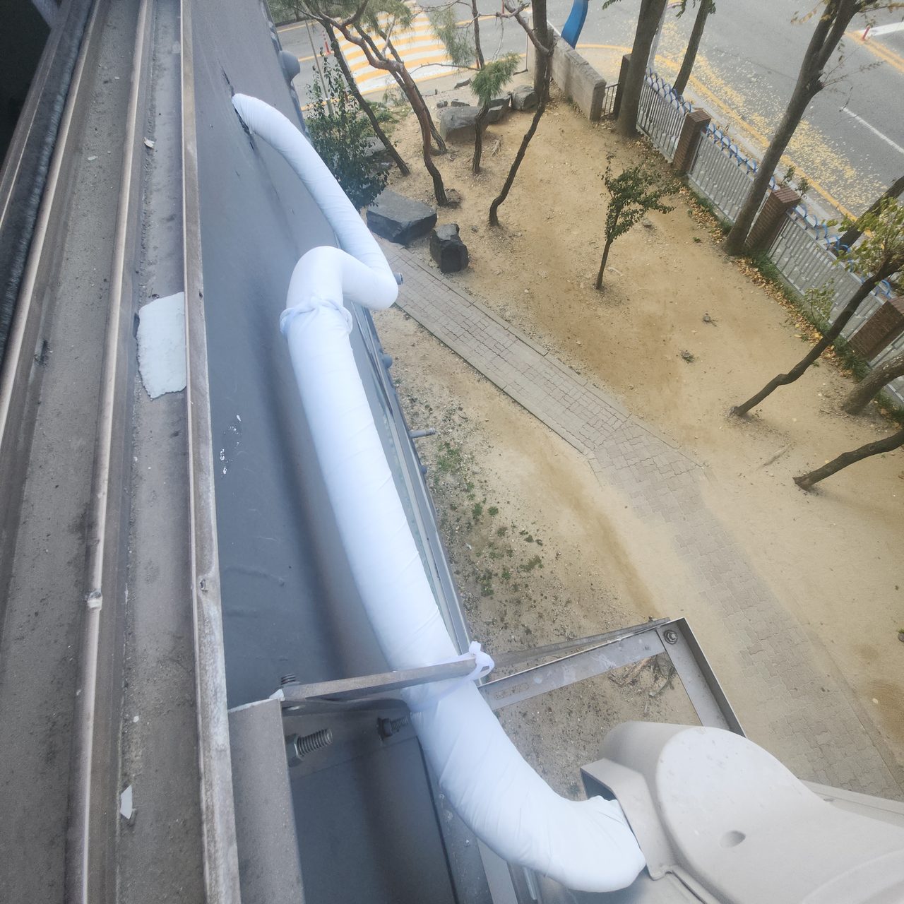 난간을 따라 마감한 구간