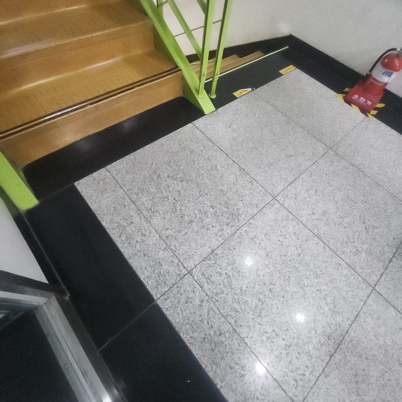 계단 앞 화강석 바닥
