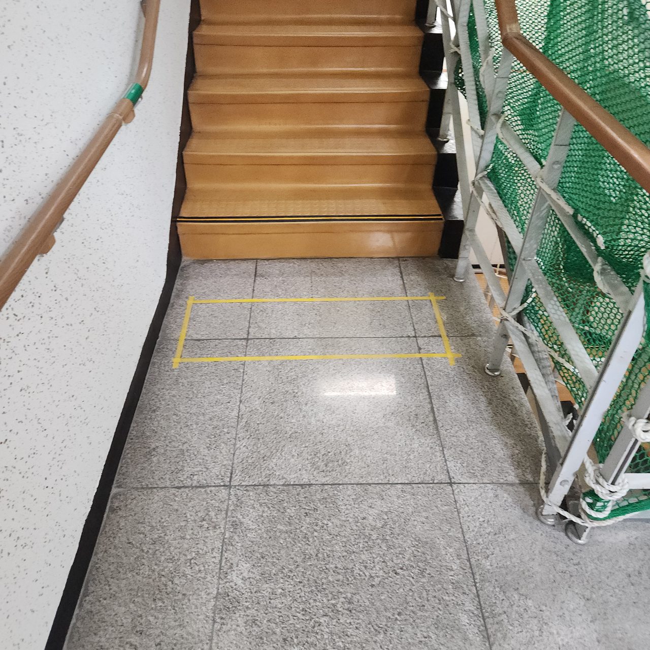 계단 아래 바닥에 두른 테이프