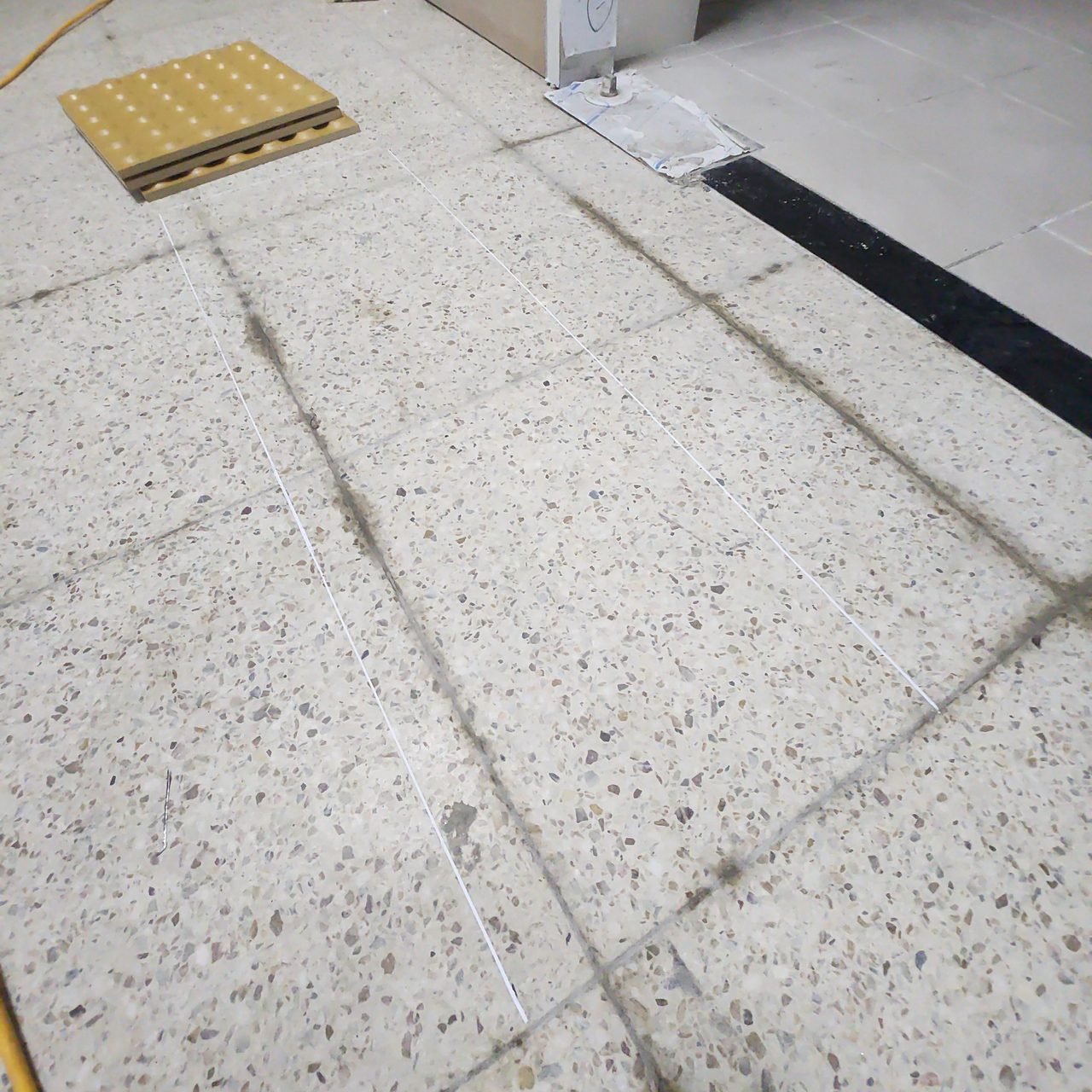 테라조 바닥에 그은 절단선