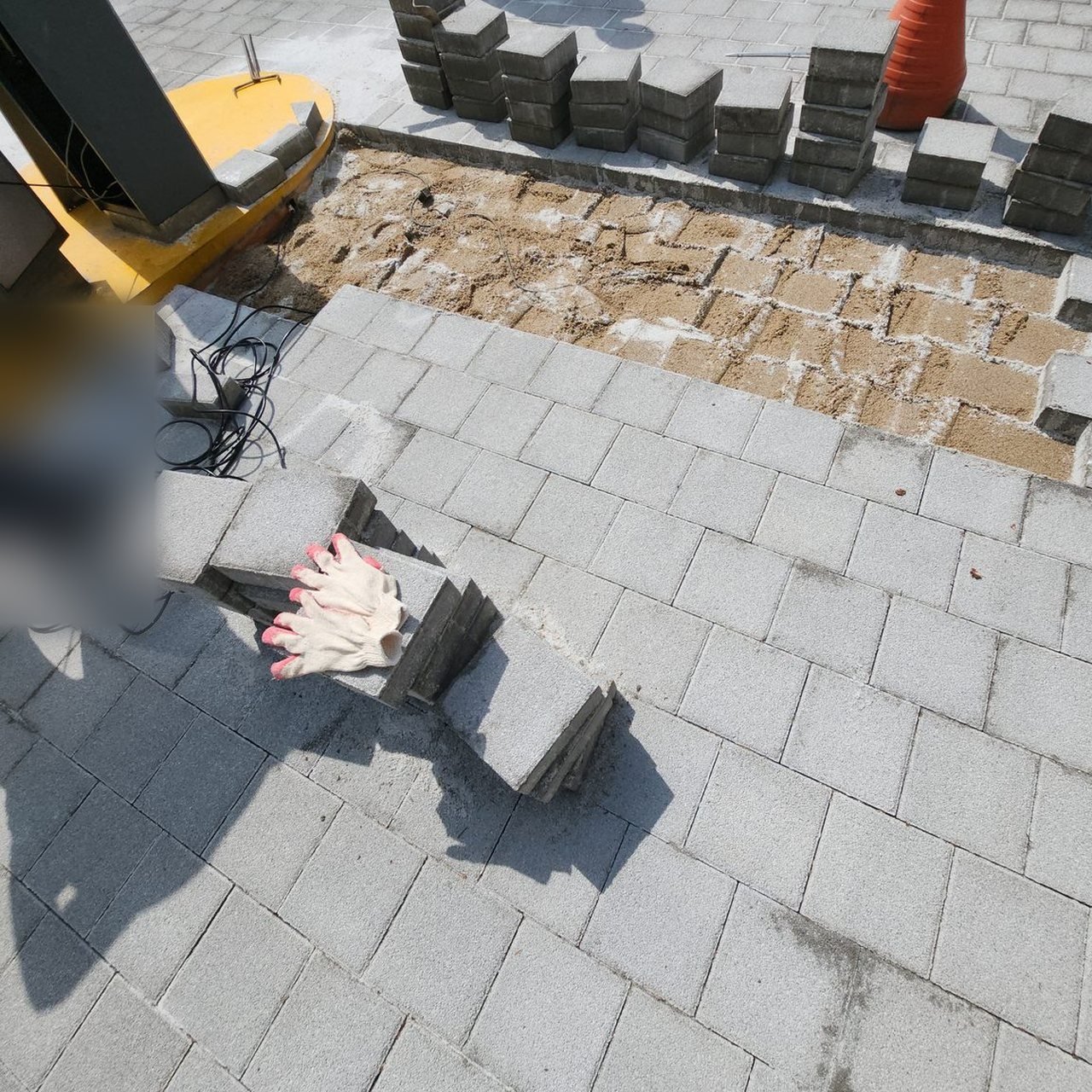 걷어낸 자리에 남은 옛 줄눈 자국