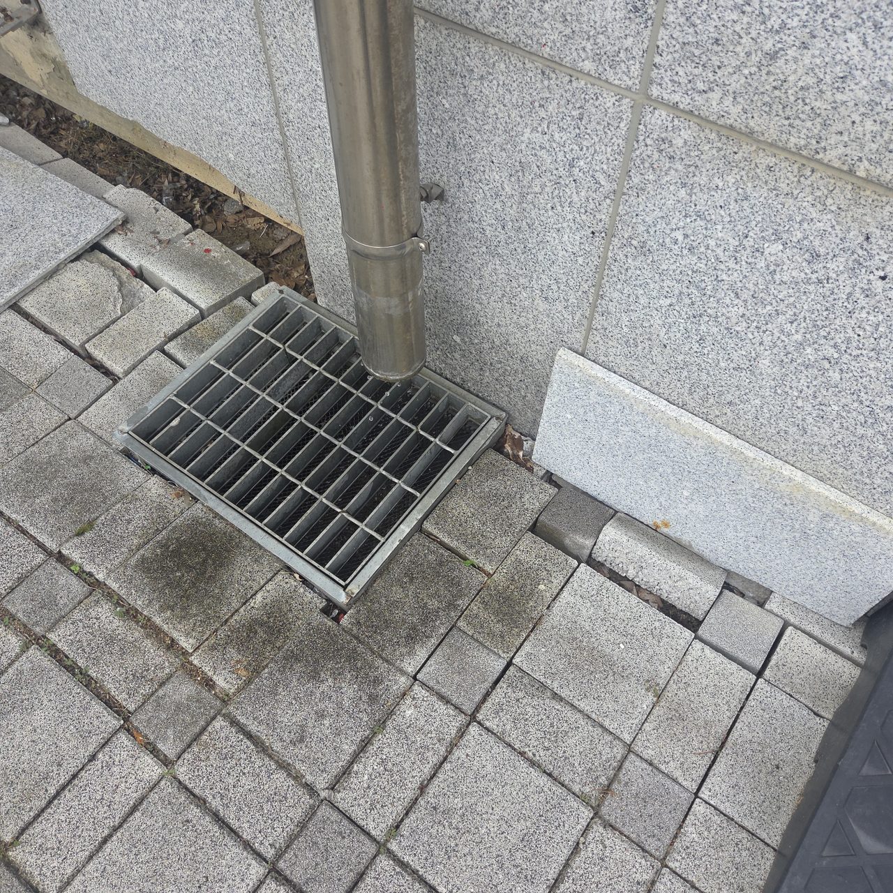 배수구 둘레 어긋난 블록