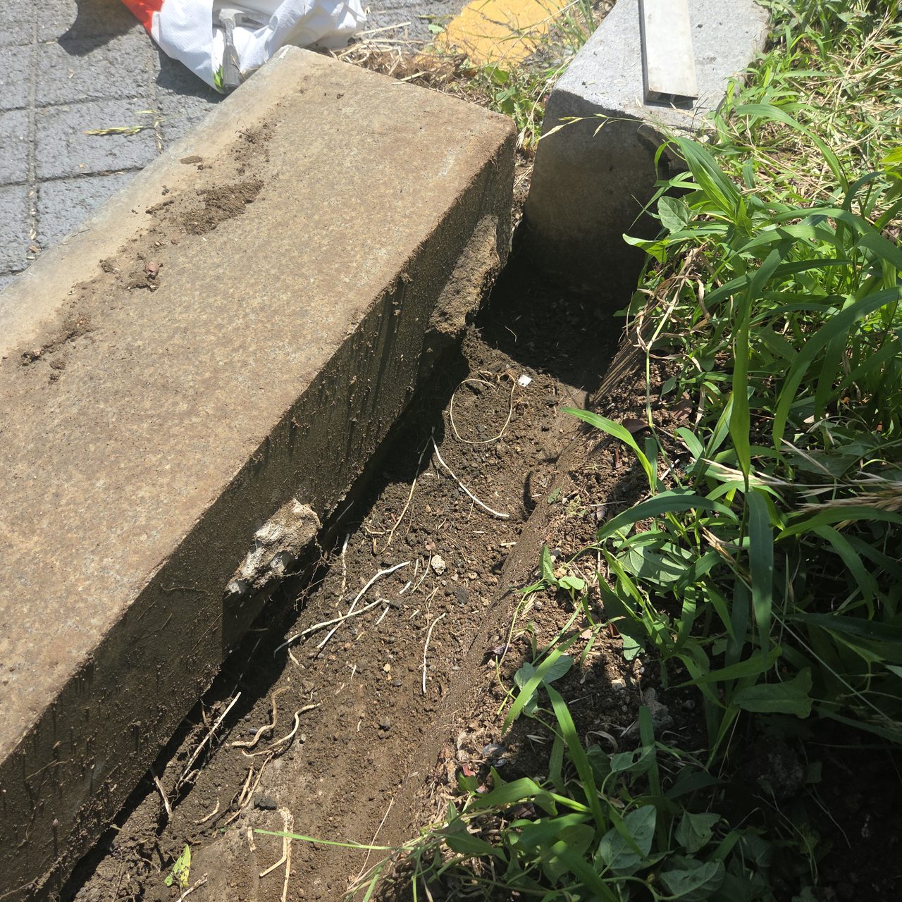 옛 경계석을 빼낸 자리