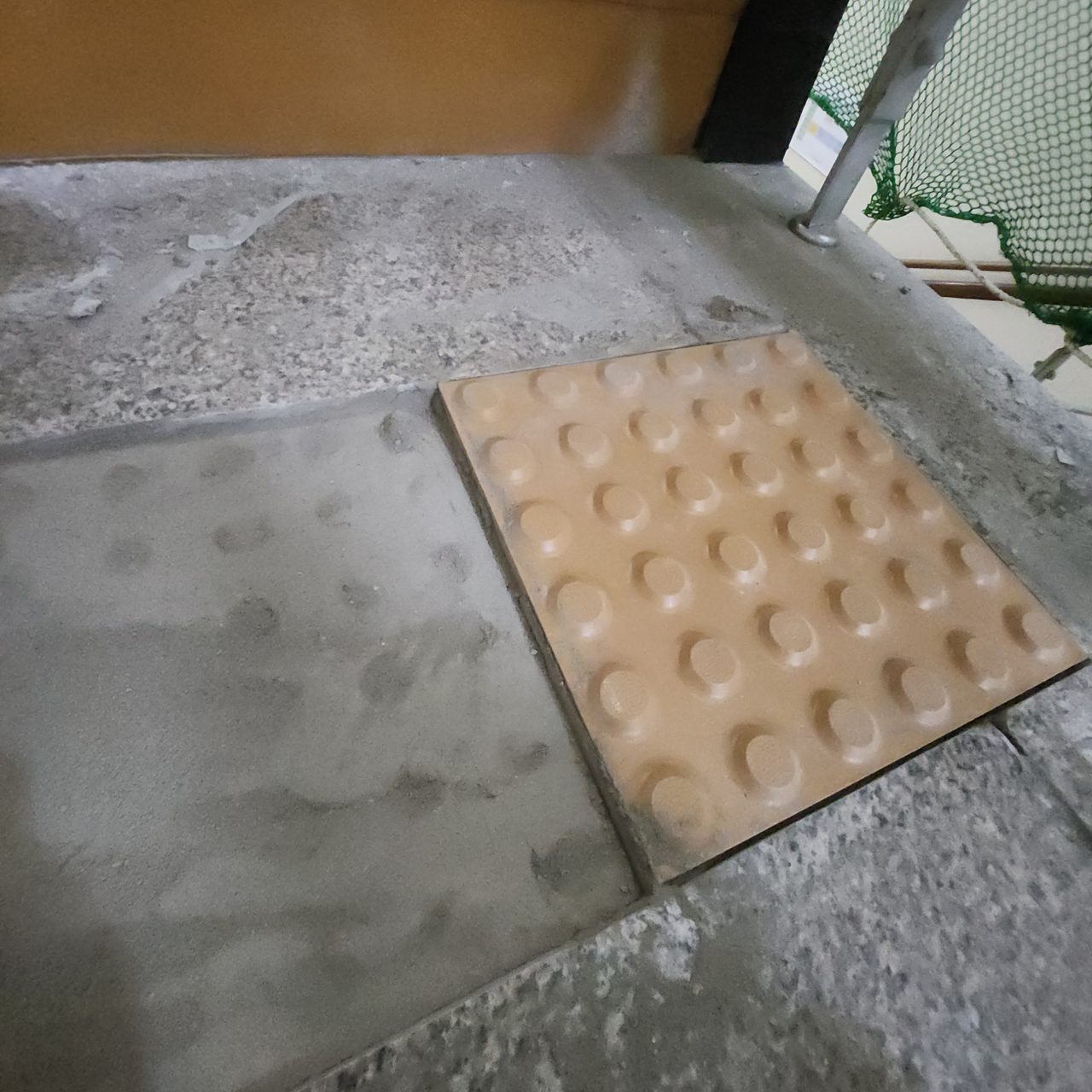 바탕 위에 먼저 놓은 한 장