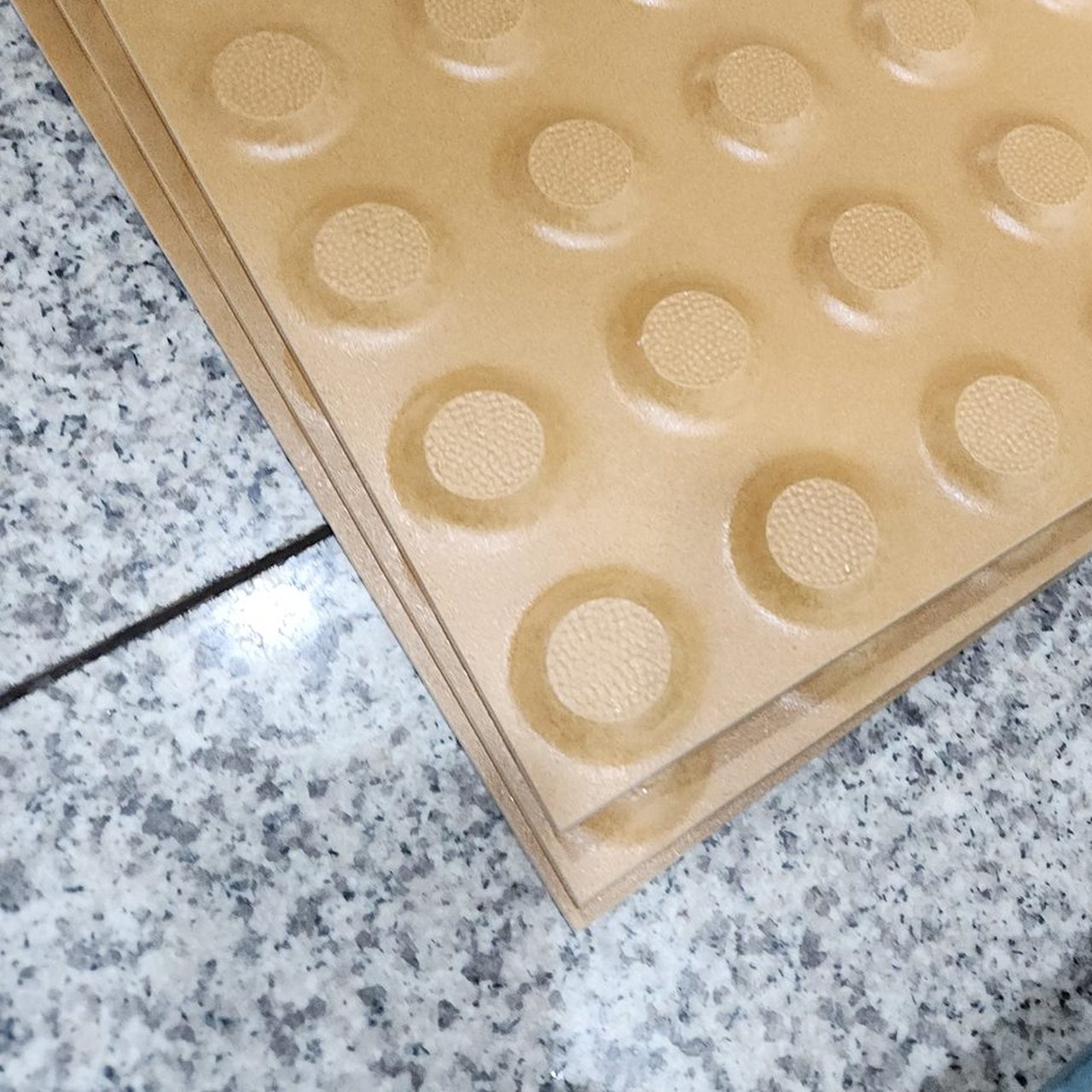포개 둔 새 점형 블록