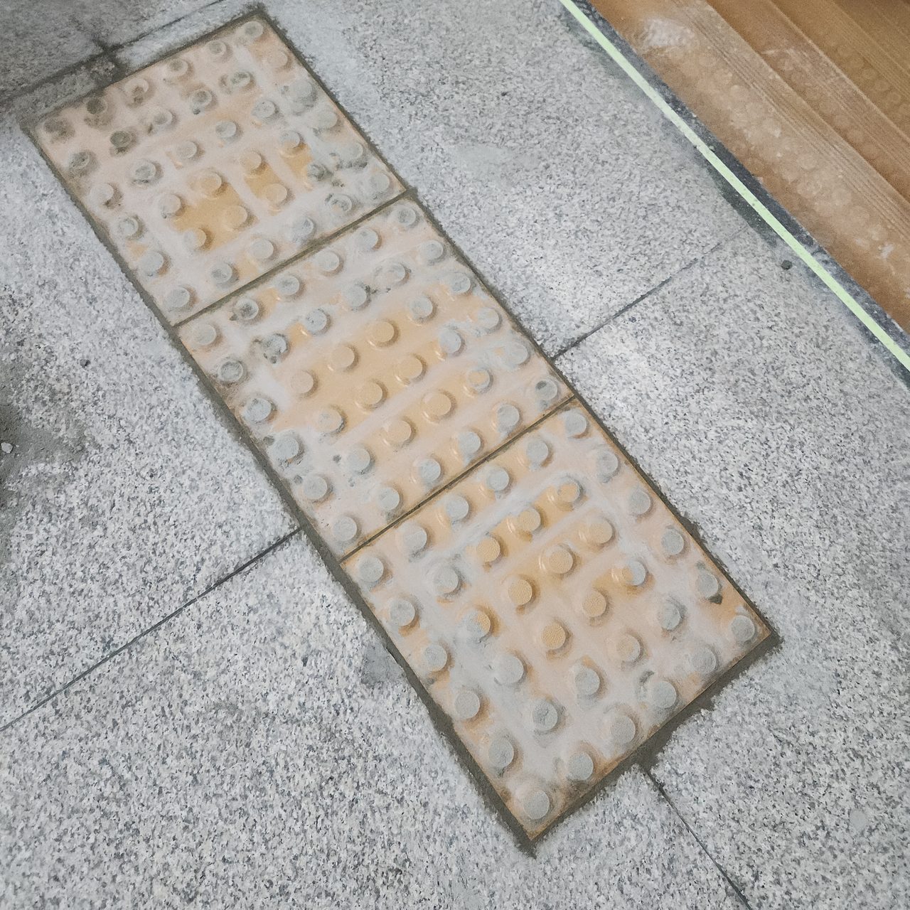 한 번 닦아 낸 점자블록