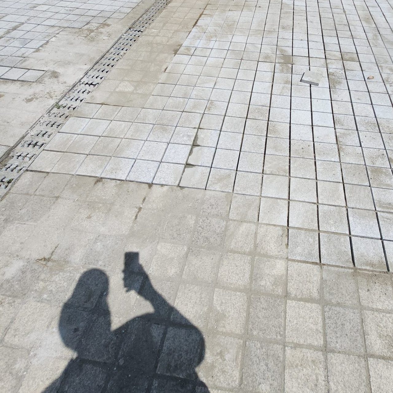 기존 바닥 사이 새 판석 구간