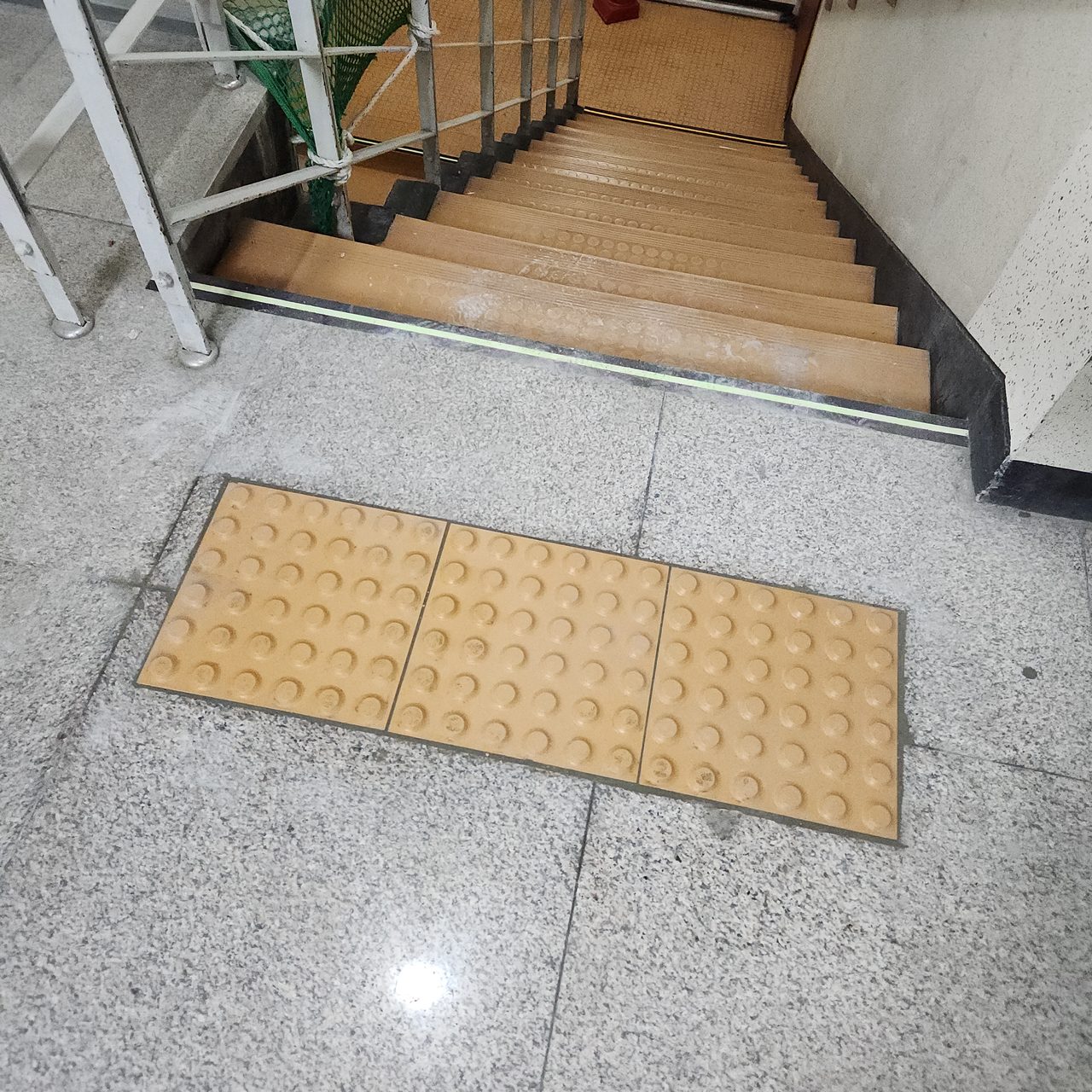 계단 앞에 자리 잡은 점자블록