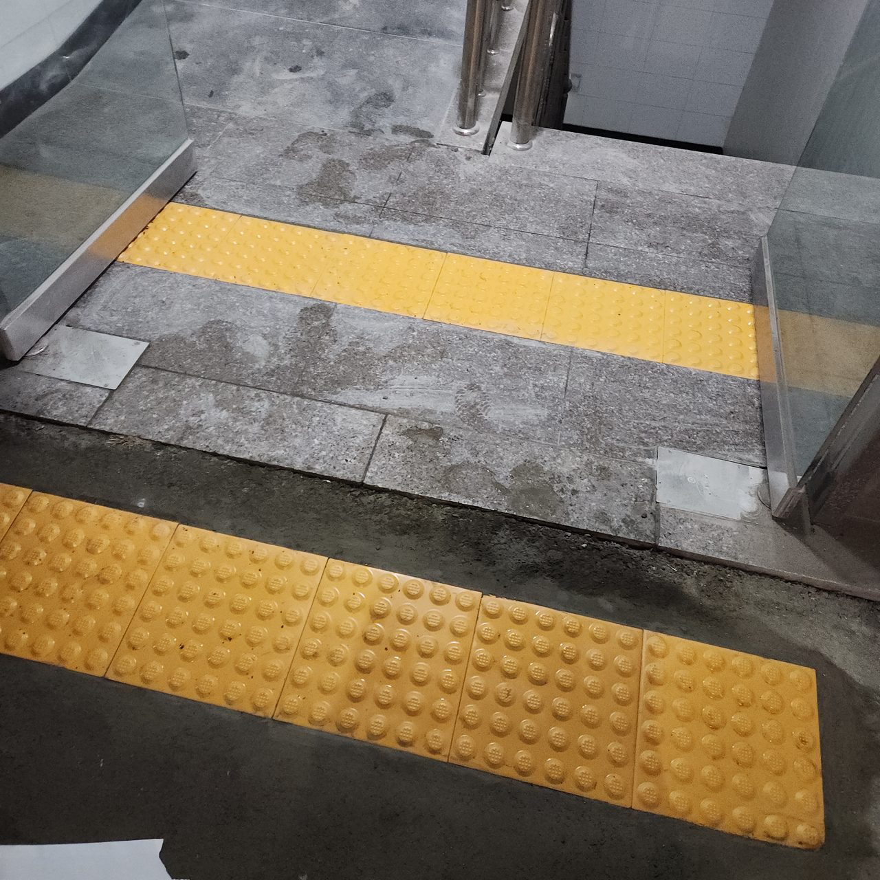 출입구 안팎으로 이어 깐 점자블록