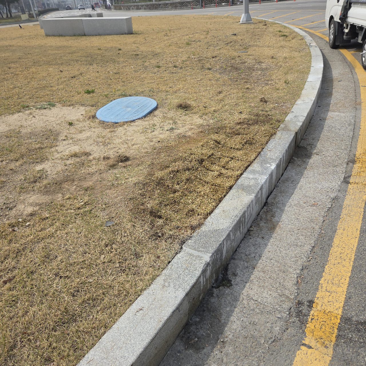 잔디밭 둘레 경계석 보수 완료