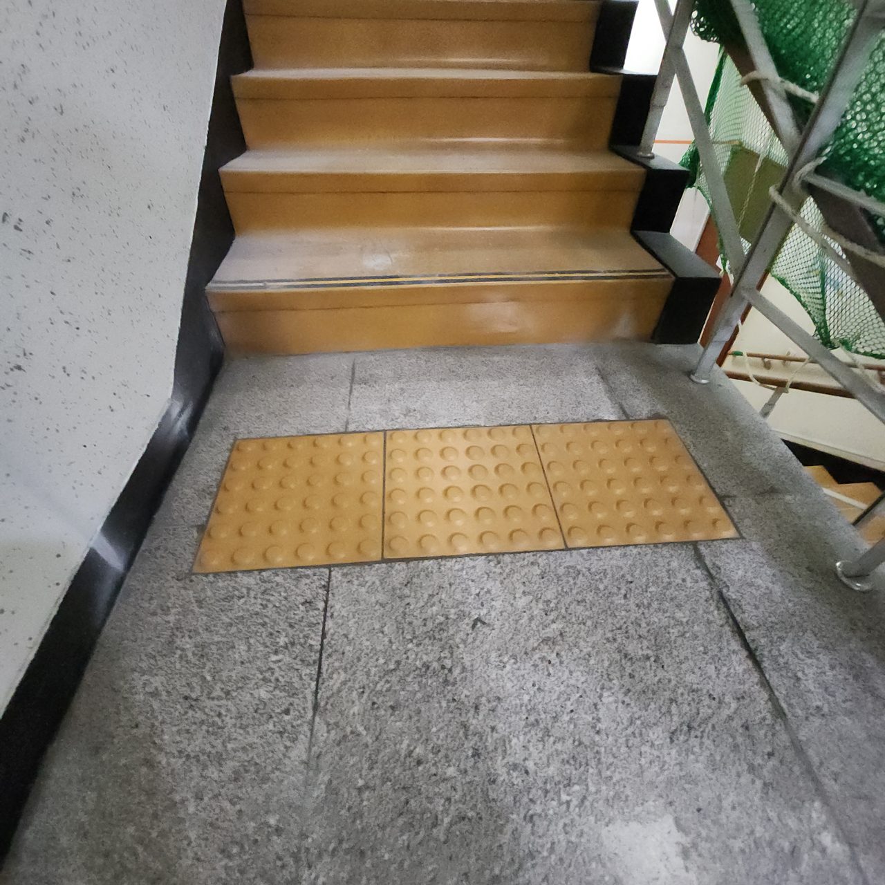 계단 아래에서 본 점자블록