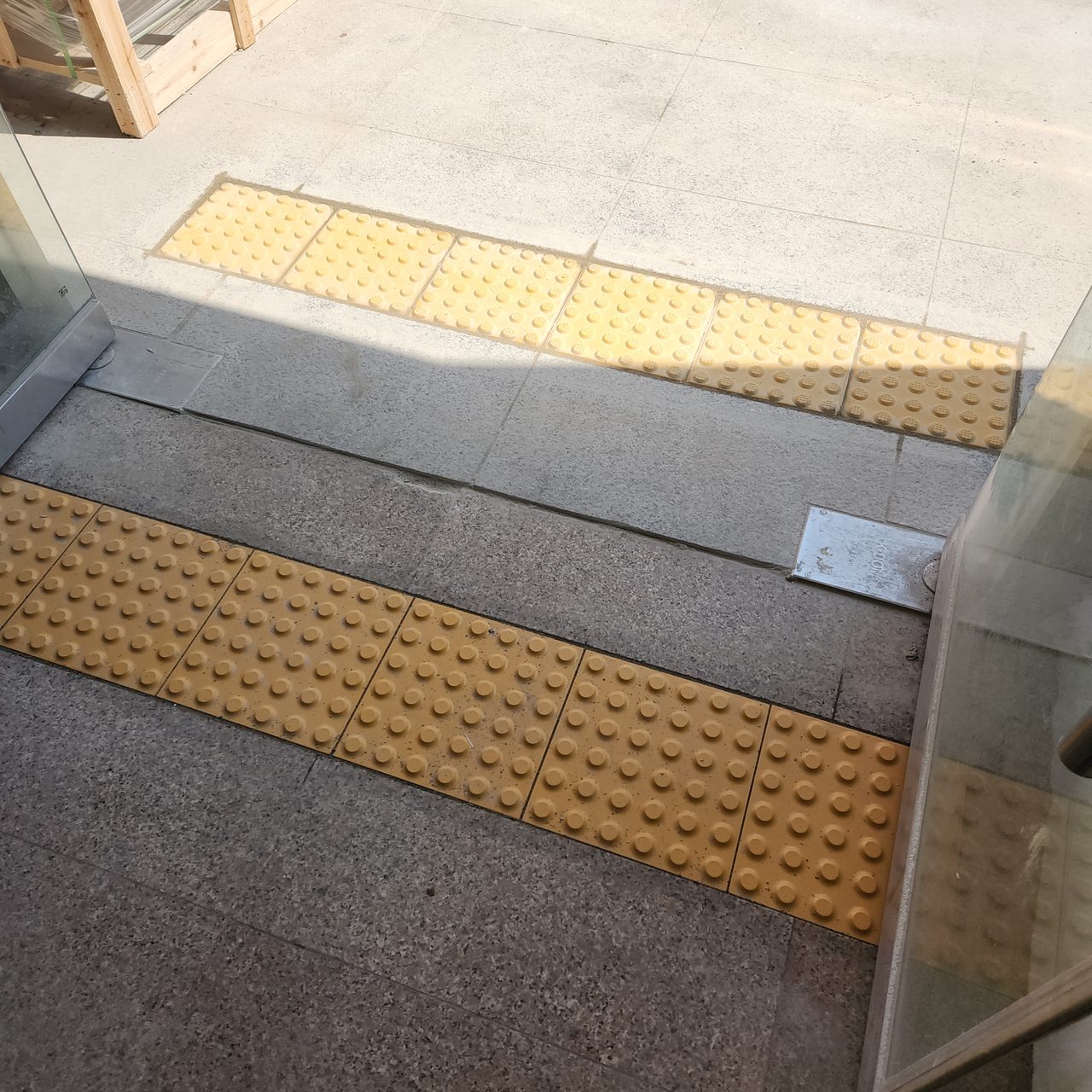 안쪽과 바깥쪽 두 줄 점자블록