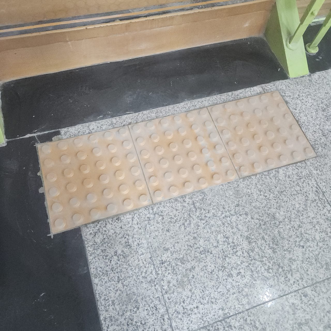 바닥 높이에 맞춰 묻힌 점자블록