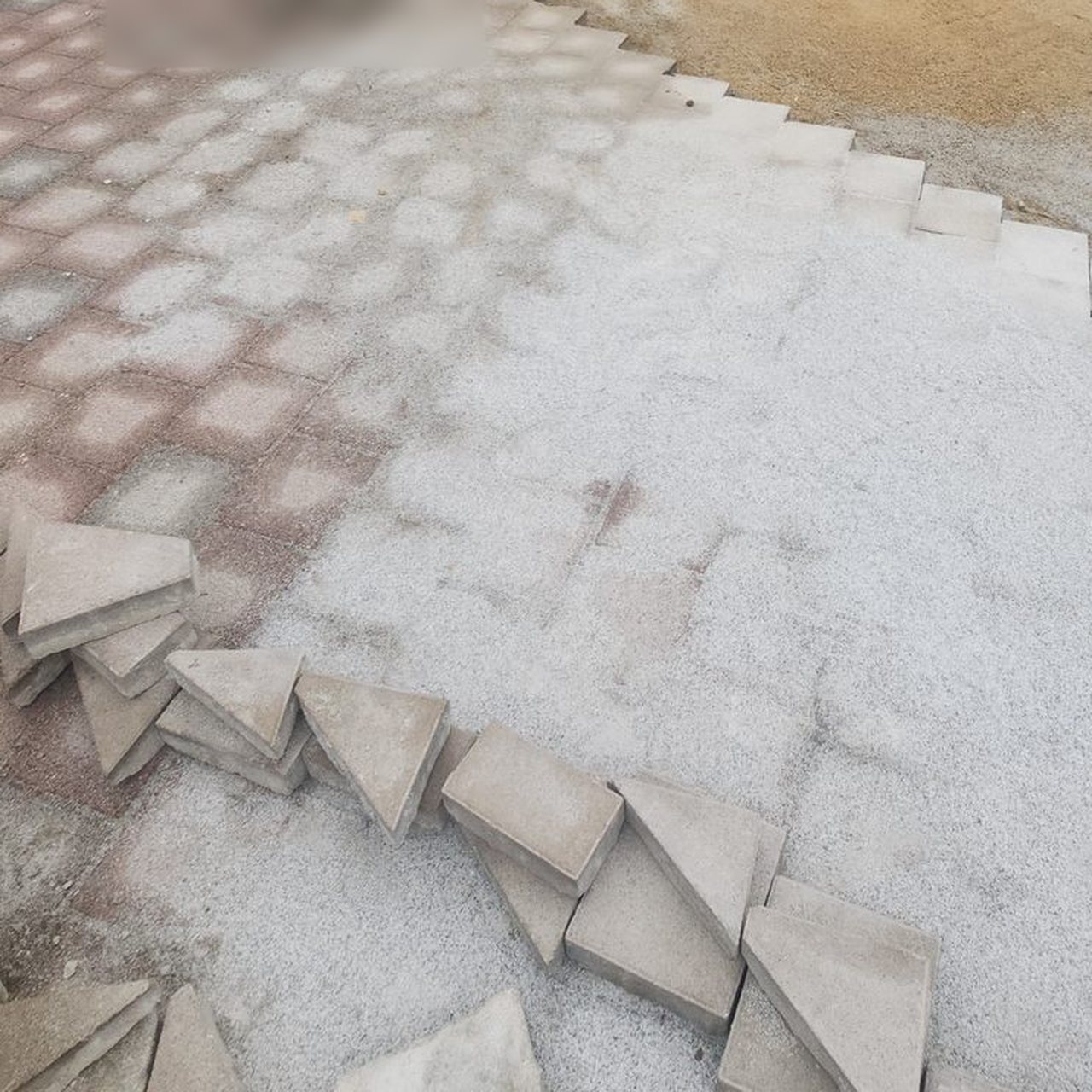 바닥을 정지하고 블록을 깔아 나가는 현장 1