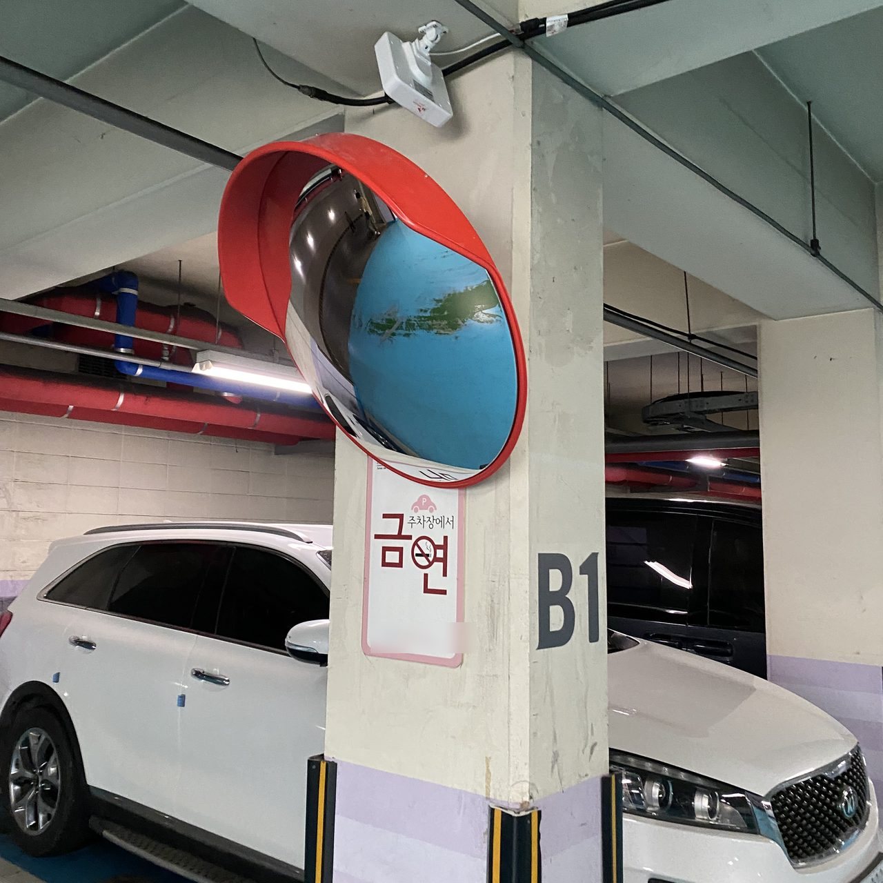 기둥에 반사경 설치