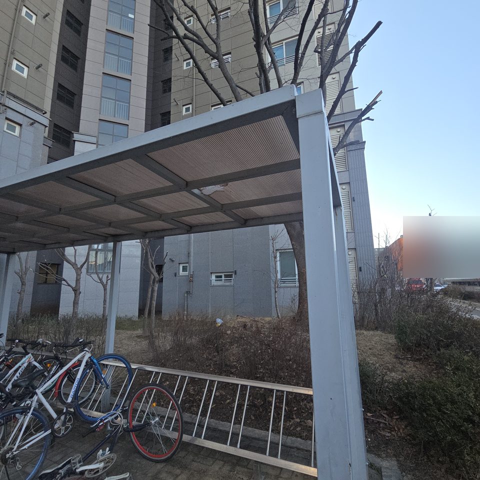 자전거 보관대 지붕 전경