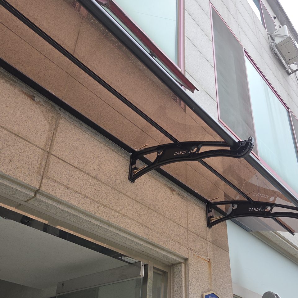 브라켓 위에 올린 갈색 판