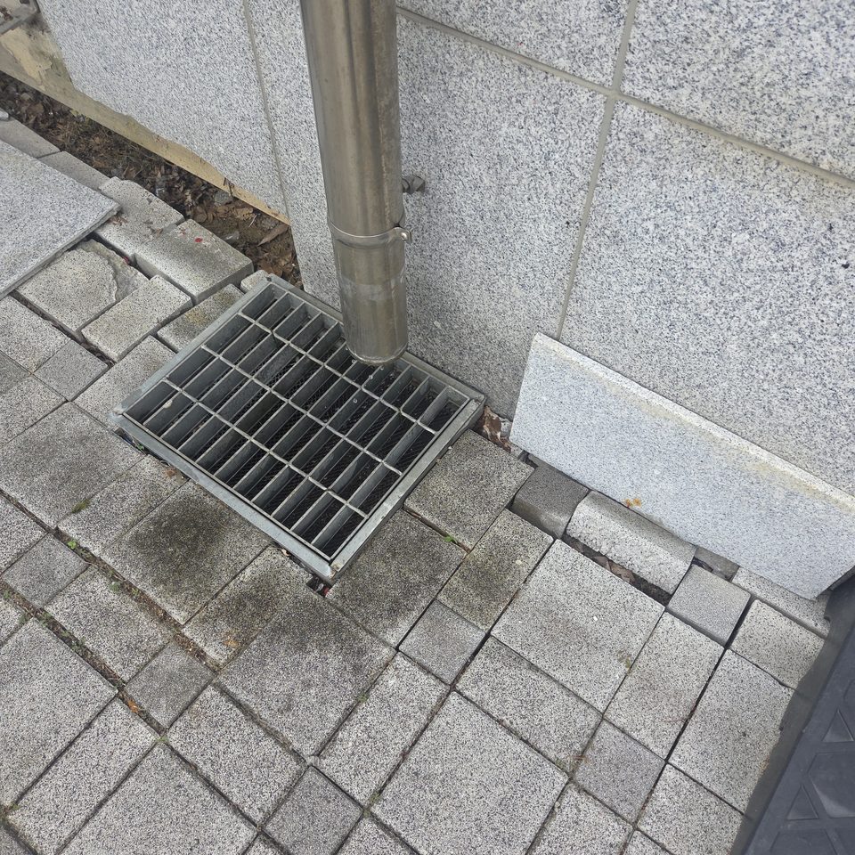 배수구 둘레 어긋난 블록