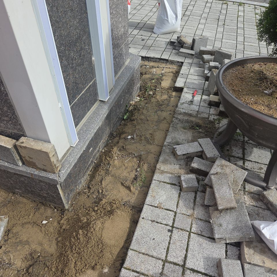 벽 밑단을 따라 걷어낸 블록