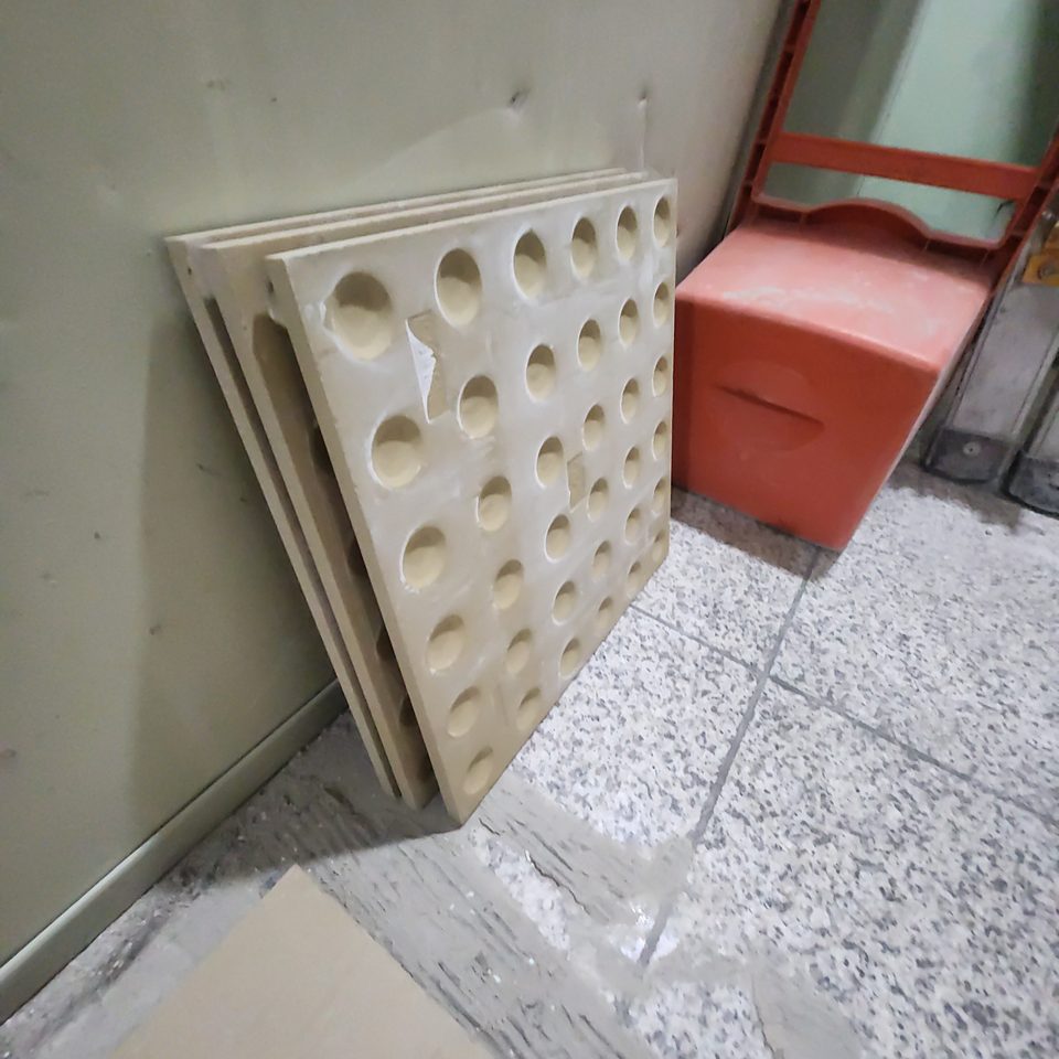 벽에 기대 세워 둔 점자블록