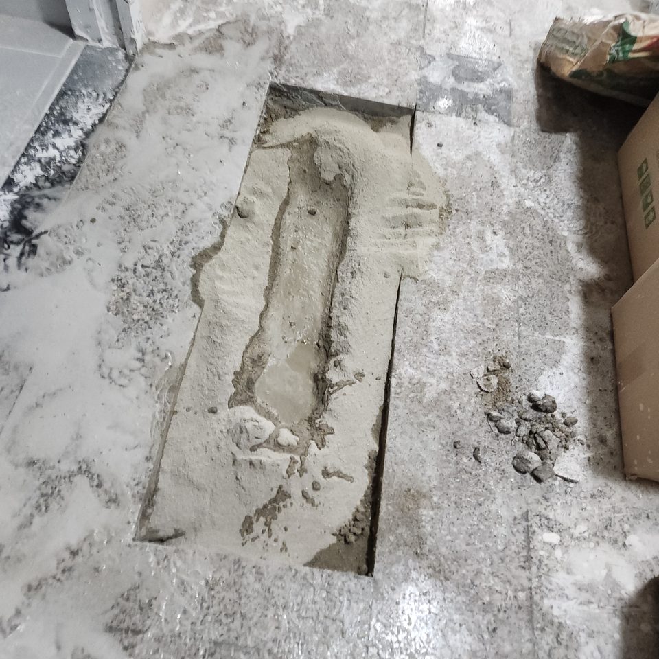 잘라 낸 자리에 편 모르타르