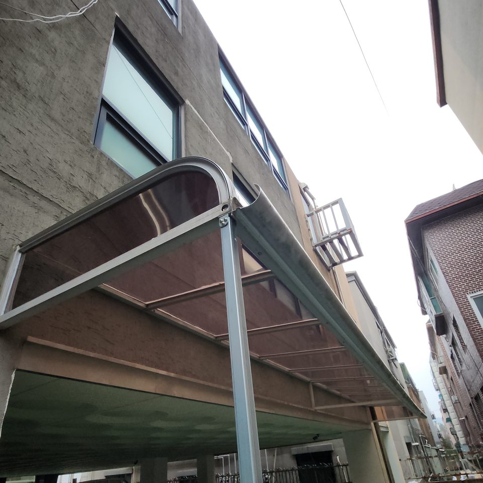 기둥 쪽에서 본 새 캐노피