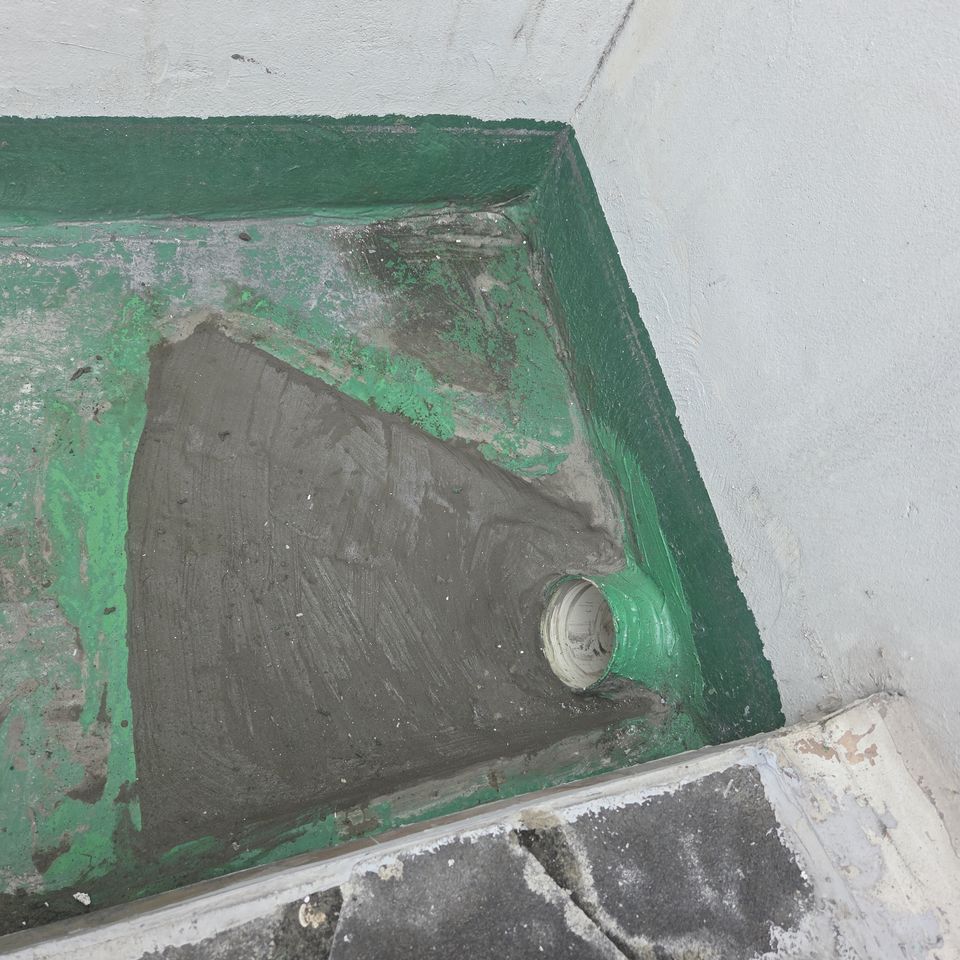 밖으로 빼낸 PVC 관과 몰탈로 잡은 배수 홈