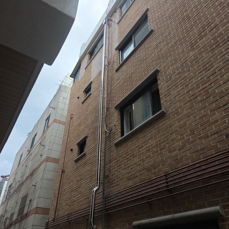 매립 우수관 누수 · 막고 외벽으로 스텐 우수관, 로프 작업