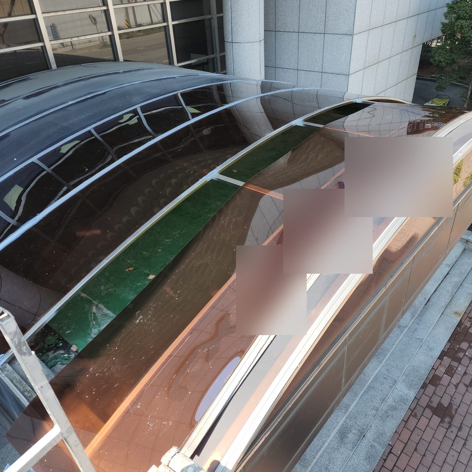 곡면을 따라 이어 올린 새 판