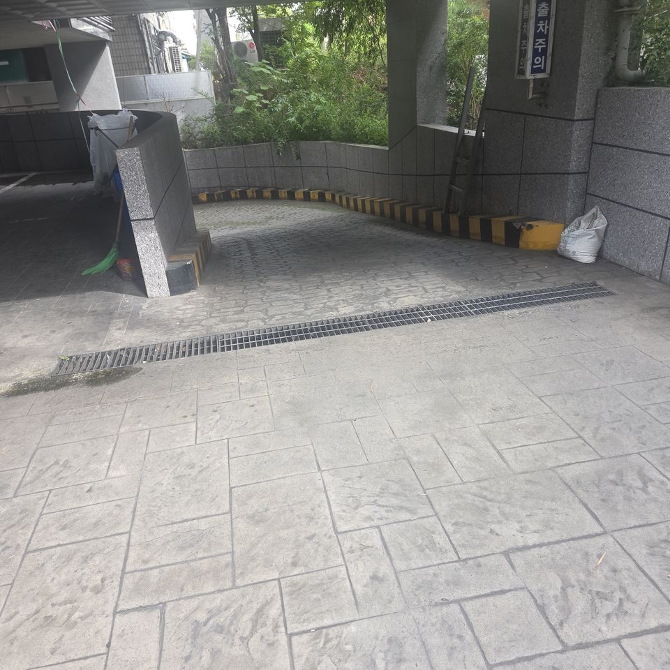 진입로를 가로지르는 기존 그레이팅