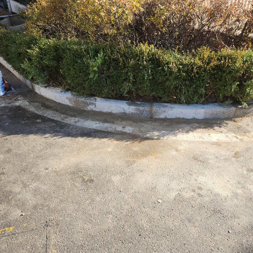 길가 화단 · 밀려난 곡선 경계석 교체
