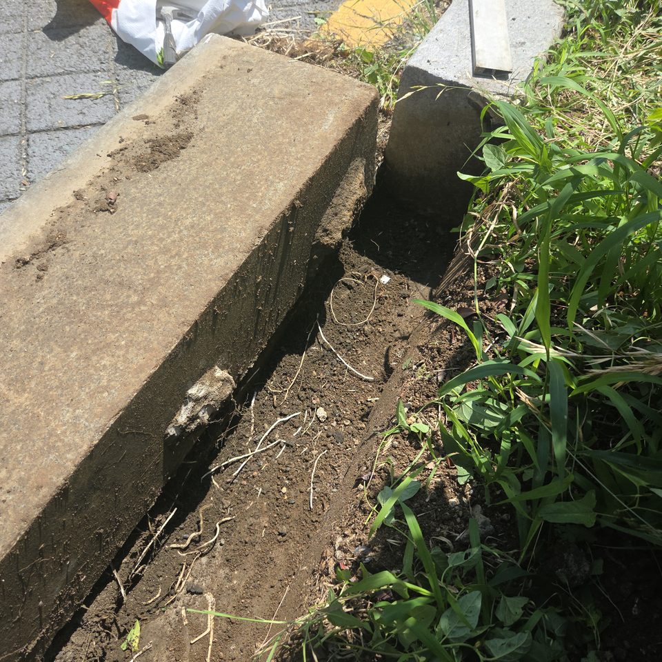 옛 경계석을 빼낸 자리