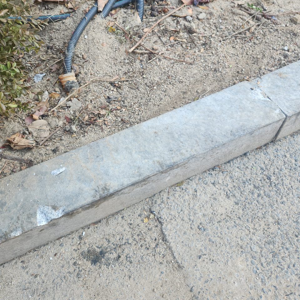 갈라지고 모서리가 깨진 경계석