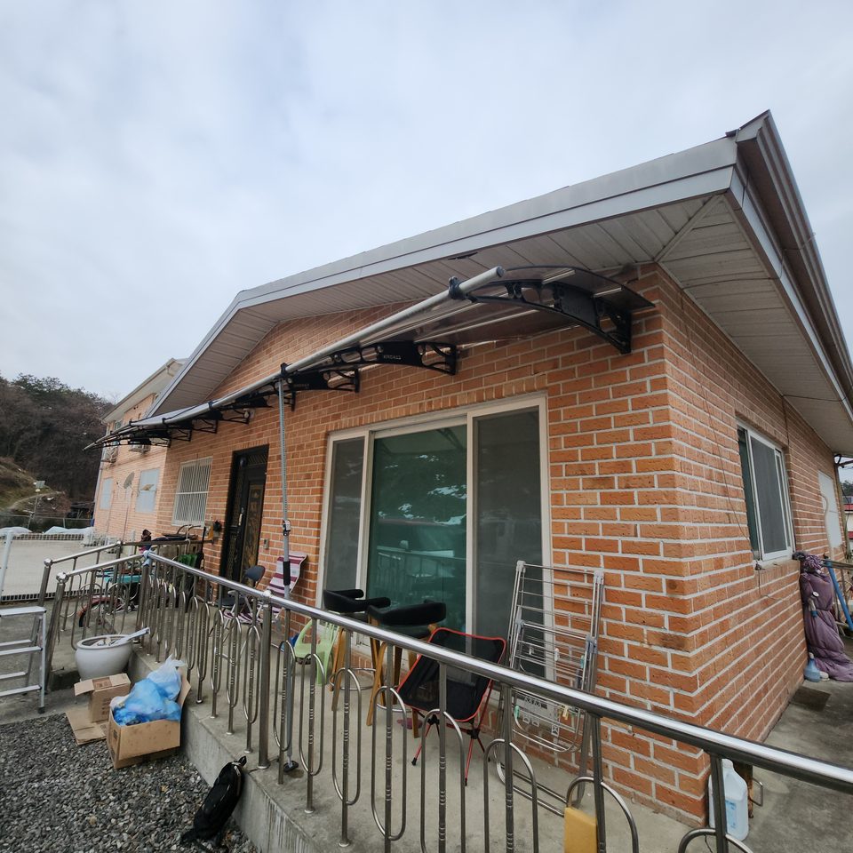 처마 아래 기존 캐노피가 달린 주택