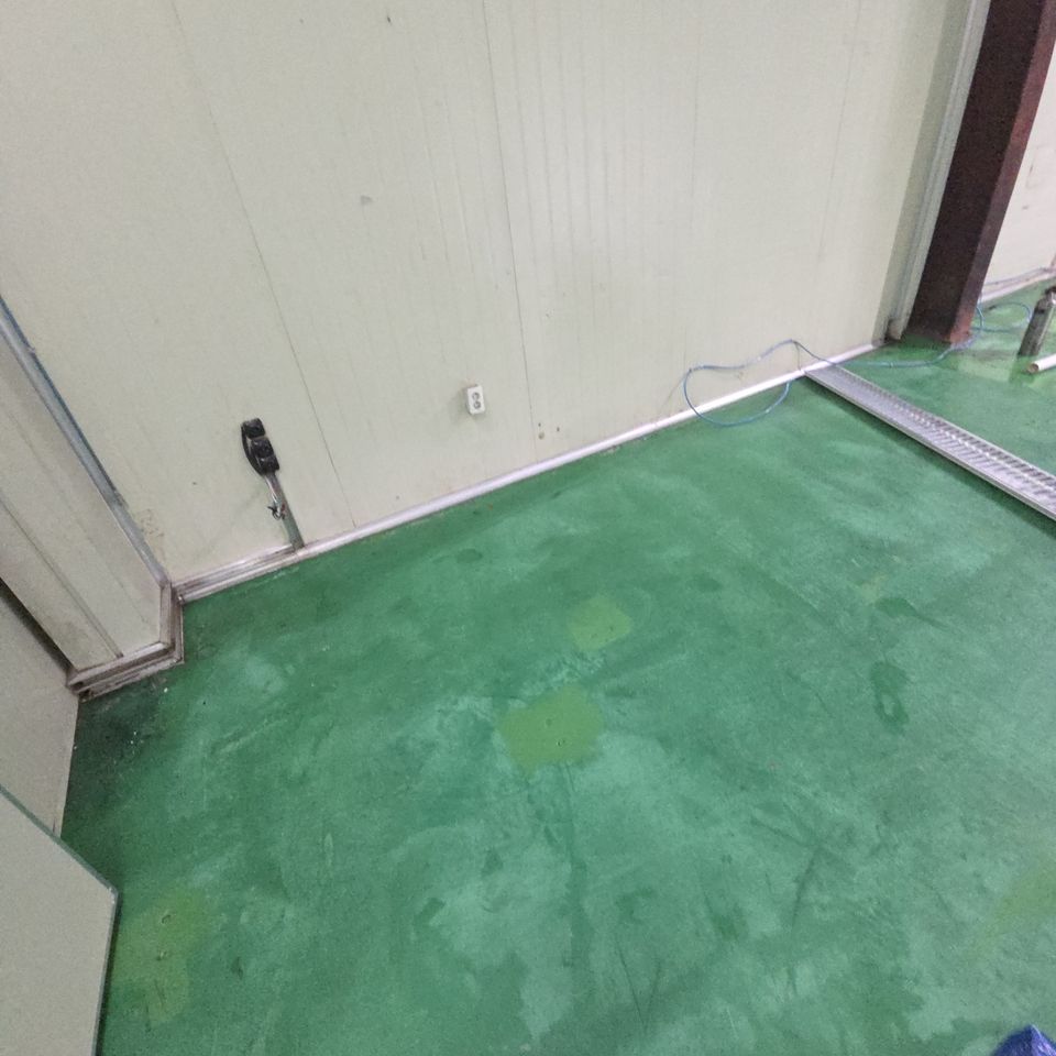 벽을 따라 트렌치를 낼 바닥