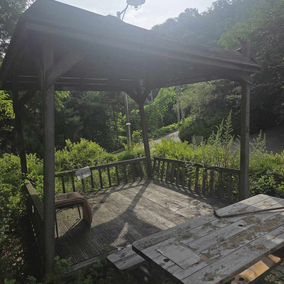 데크 위 낡은 목조 파고라