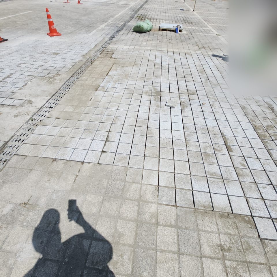 기존 바닥 사이 새 판석 구간