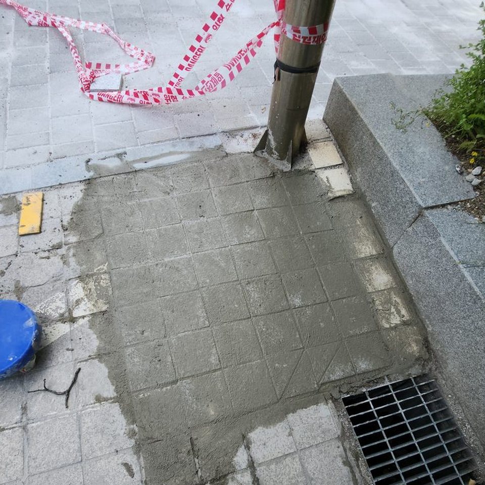 기둥 옆 바닥에 채운 회색 반죽