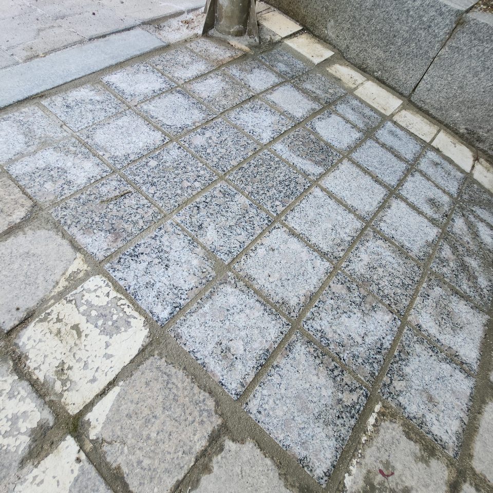줄눈을 채운 새 판석 근접