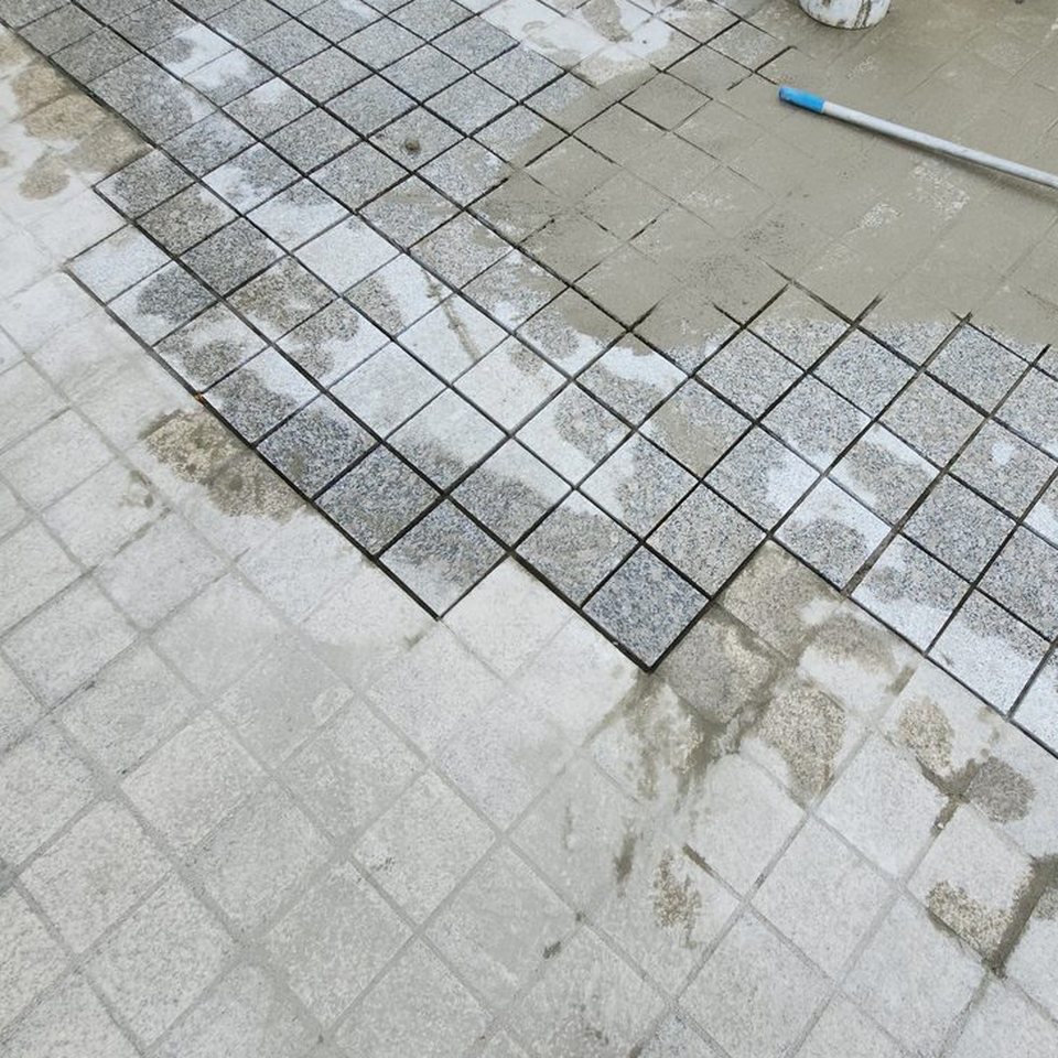 밀대로 줄눈을 채운 판석