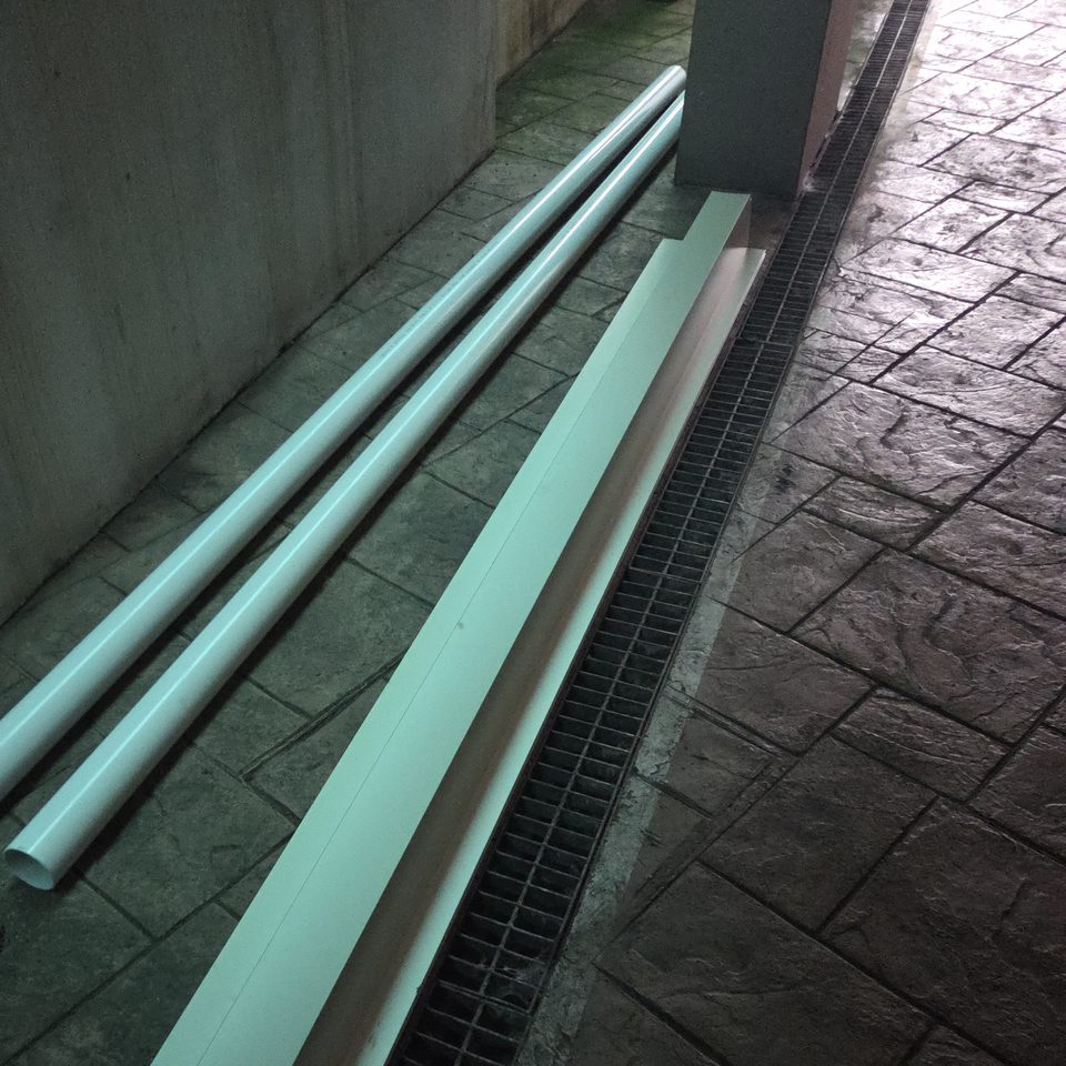 PVC 75파이 관과 새 함석 물받이