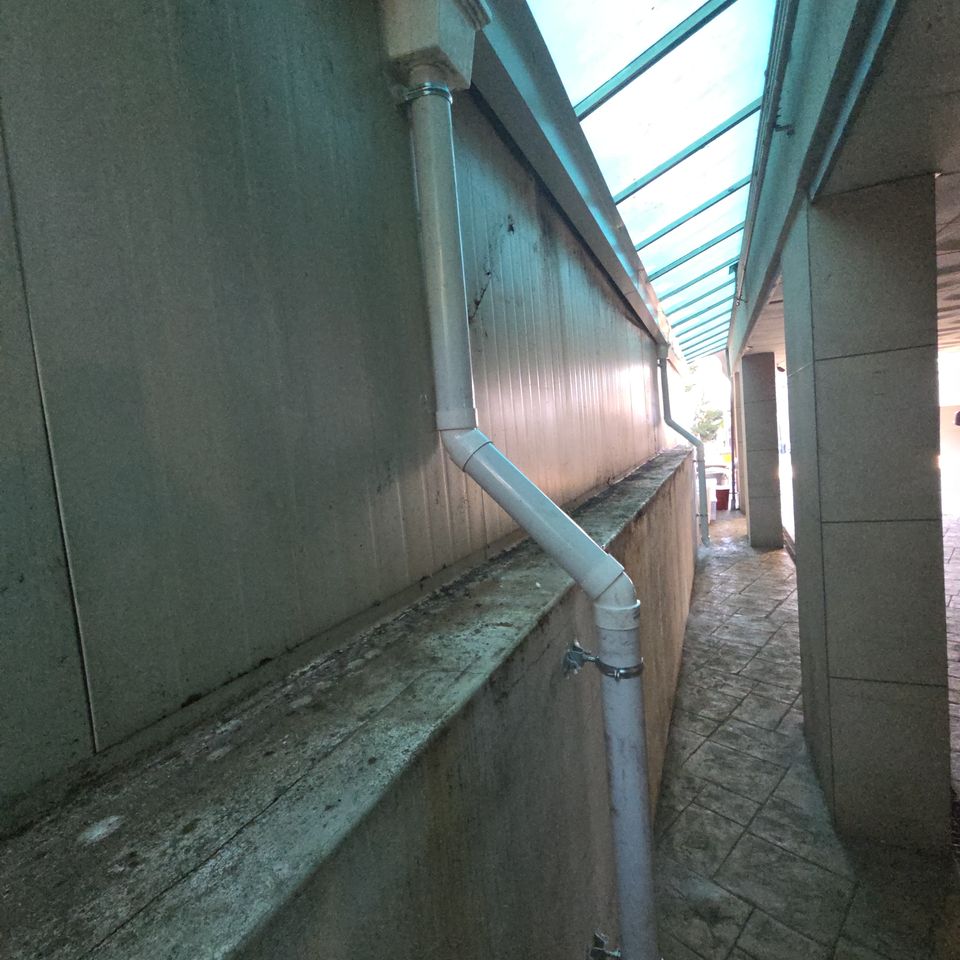 바닥에서 띄워 45도로 마감한 하단