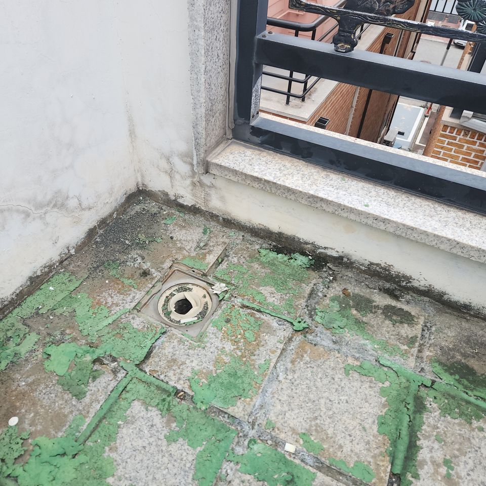 테라스 구석 기존 배수구