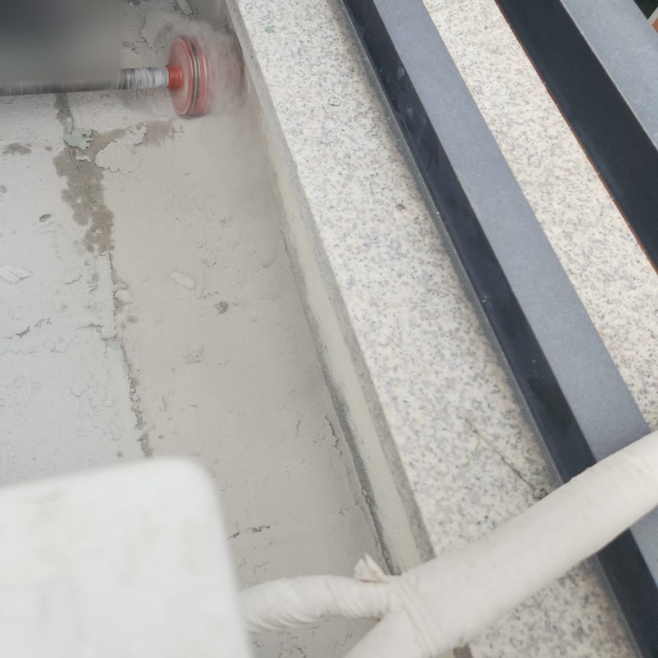 벽 하부 관통 타공