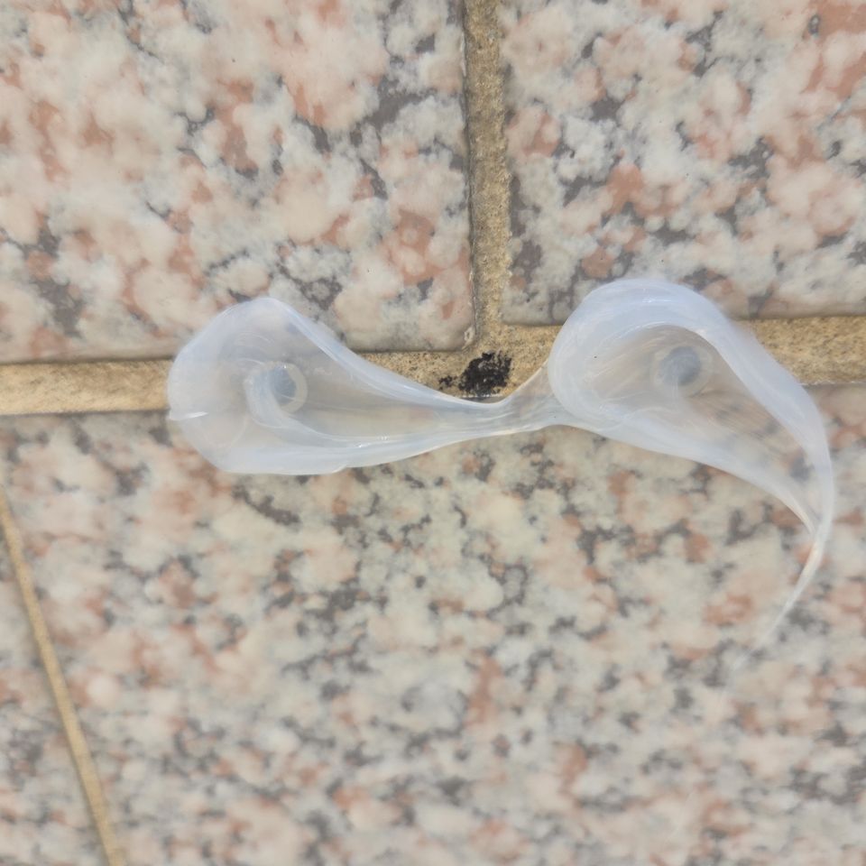 구멍에 먼저 쏜 실리콘