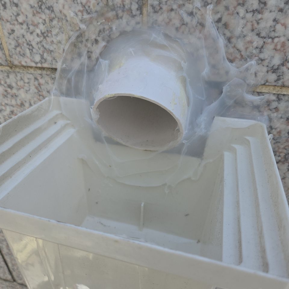 관통부 아래 PVC 물홈통