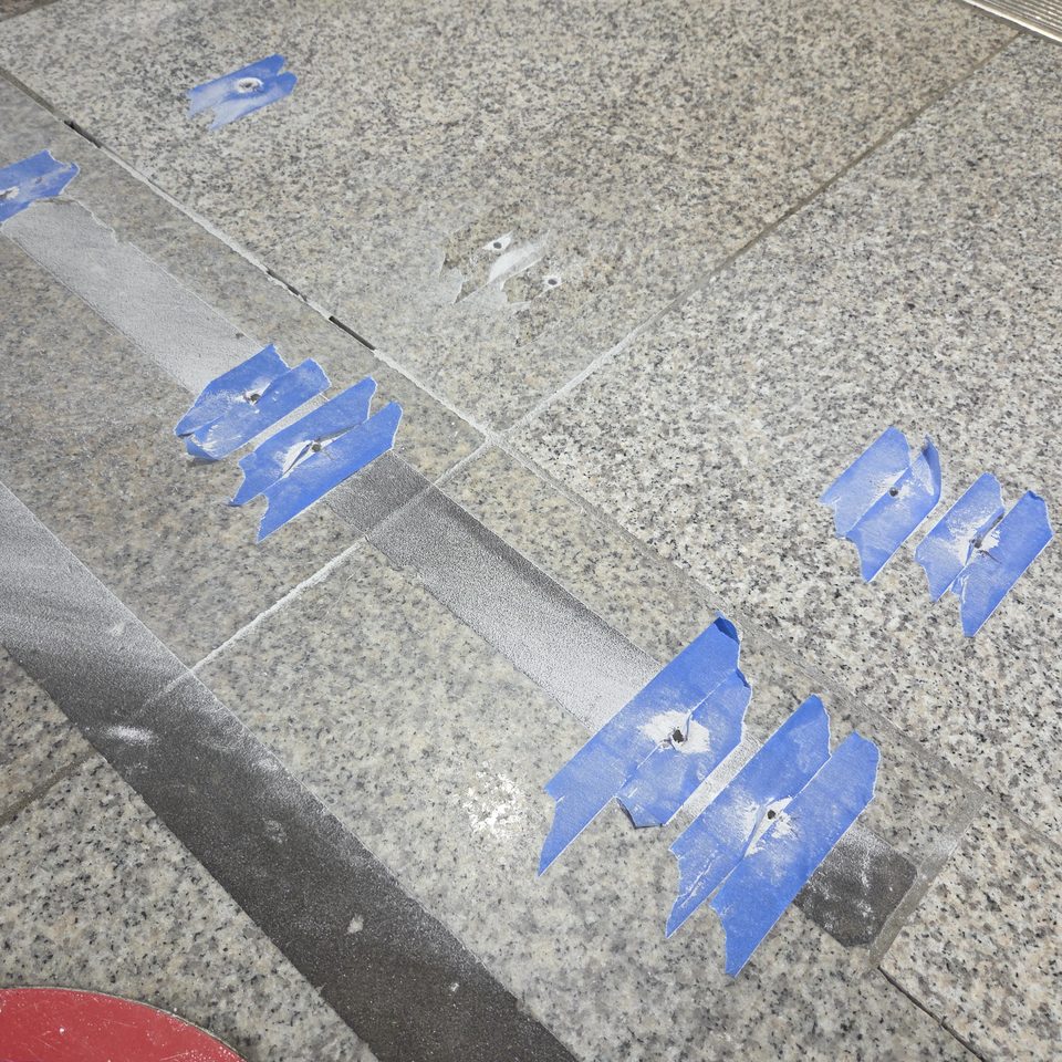 구멍 자리에 붙인 표시 테이프